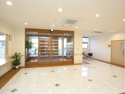 広く明るいロビーエリア