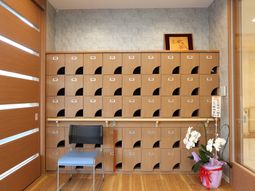 エントランスの靴箱と椅子