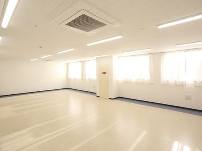 広々とした明るい多目的室