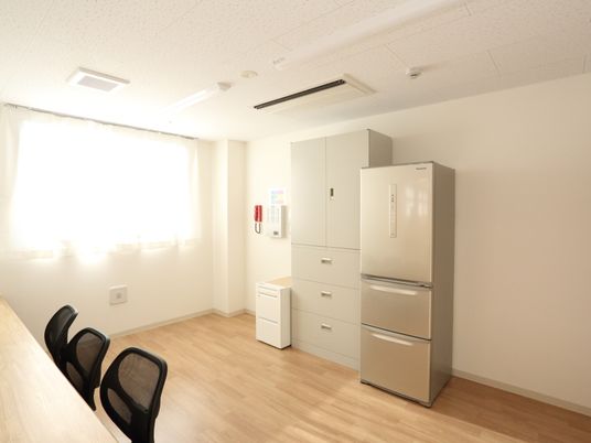 居室の冷蔵庫と机