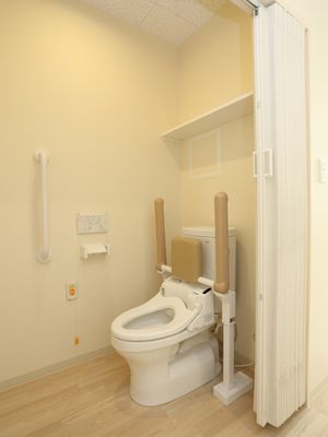 手すり付きのトイレ空間