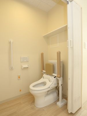手すり付きのトイレ空間