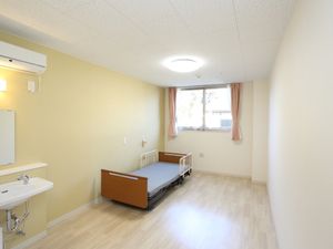 明るい個室の居室