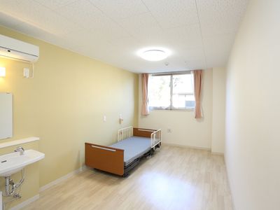 明るい個室の居室