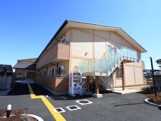 明るく広々とした建物外観
