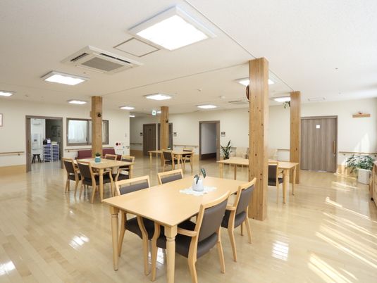 広々とした明るい食堂
