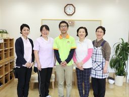 スタッフの集合写真