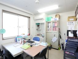 明るいオフィス空間