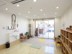 明るいエントランス風景