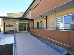 エントランスの明るい風景