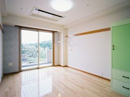 明るい居室の一角