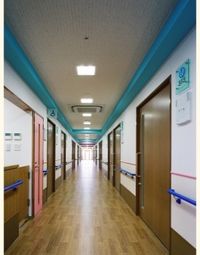清潔感ある施設の廊下