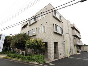 明るい外観の建物
