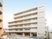 バルコニー付き建物外観  