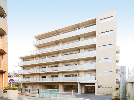 バルコニー付き建物外観  