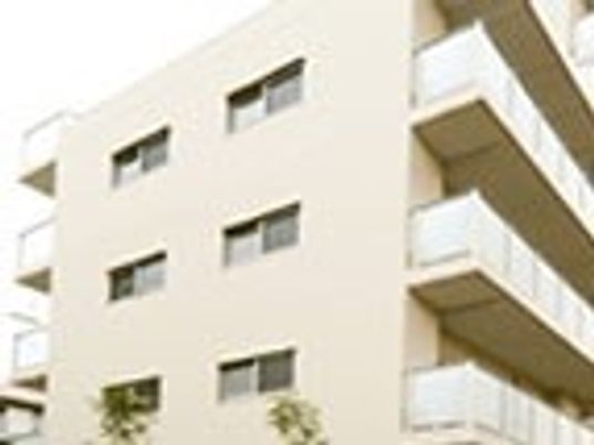 白い大型建築物の外観