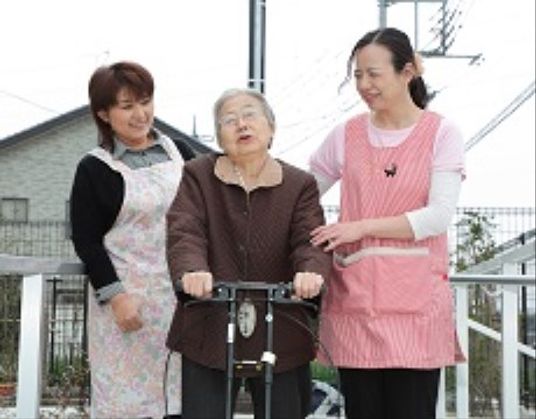 笑顔のスタッフと利用者