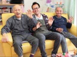 笑顔の人々とソファー