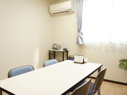 清潔な会議室の様子