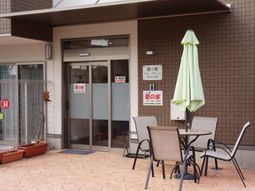 茶色の建物のエントランス