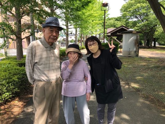 中庭で笑顔の三人