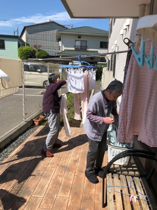 居室のテラスで洗濯