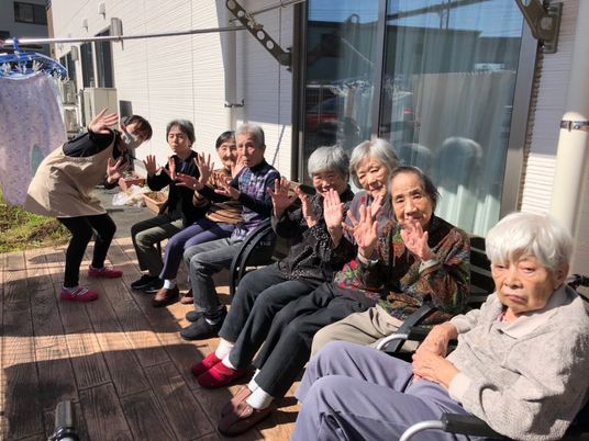 日差しを浴びる笑顔の集い