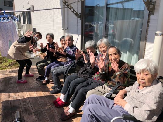 日差しを浴びる笑顔の集い