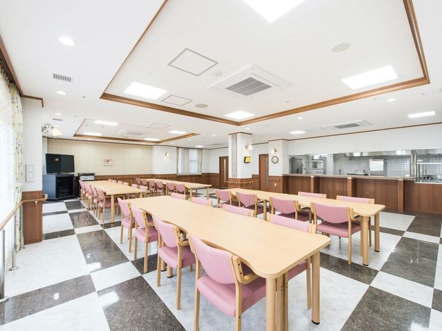 清潔なダイニングルーム 食堂 ゆったりした空間で明るいダイニングルームがお出迎え。共に食事を楽しむ温かな環境をご提供します。