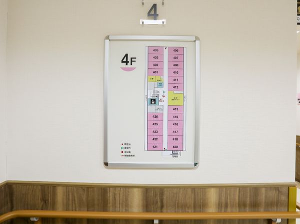 案内板がある廊下の風景