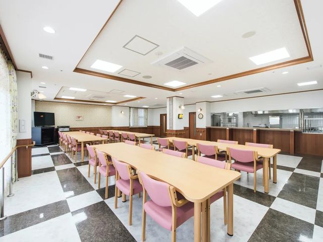 明るい食堂 食堂   天井が高く、広いテーブルがゆったり並ぶ明るい食堂です。奥には配膳しやすいカウンターがあり、働く動線をイメージしやすい空間です。