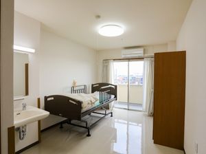 明るい居室の一角