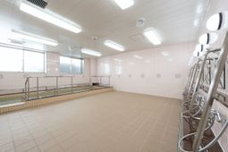 広々とした清潔な浴室