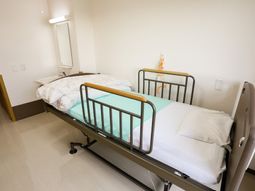 清潔なベッドと洗面台