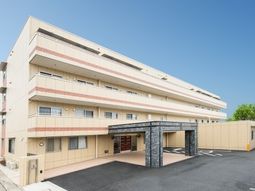 明るい建物のエントランス