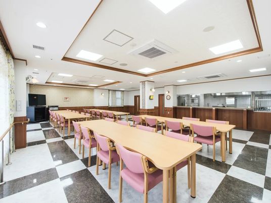明るい食堂の広い空間  