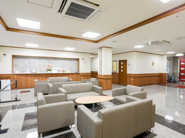 快適な休憩スペース 共有スペース 清潔感のある広々としたラウンジは、ゆったりとした椅子が配置され落ち着いた時間を過ごせる空間です。スタッフや利用者様のコミュニケーションの場としても最適です。