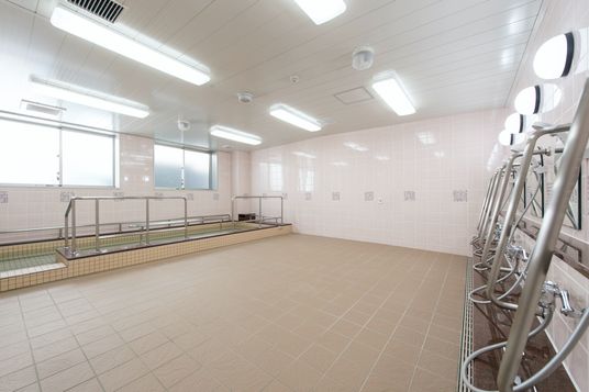 清潔感ある広々浴室