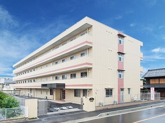 明るい外観の建物