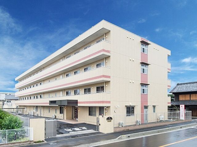 明るい外観の建物 外観 街の風景に溶け込むような外観は、訪れる人々に安心感を与えます。アクセスしやすい立地も魅力の一つです。
