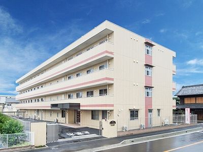 明るい外観の建物