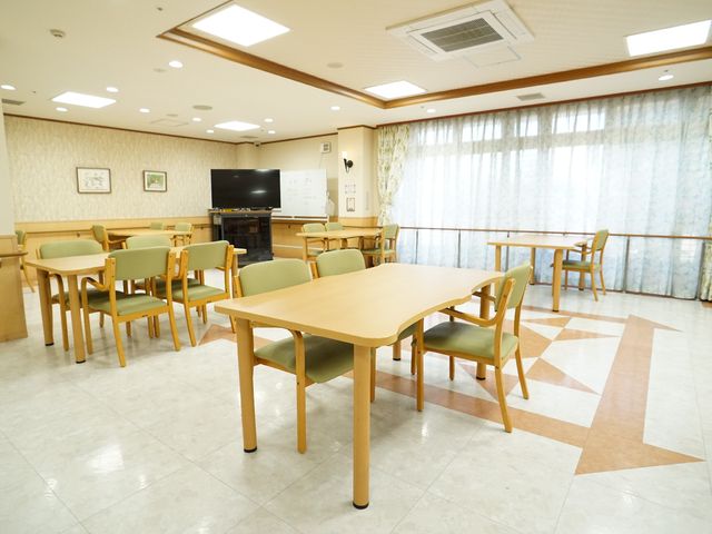 共用スペースの綺麗な居室 共有スペース 天井の高いダイニングルームは、明るく開放的な雰囲気を提供しており、共に食事を楽しむ空間として理想的です。