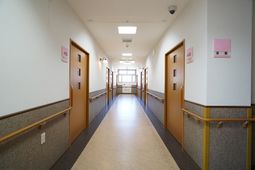 清潔で広々とした廊下