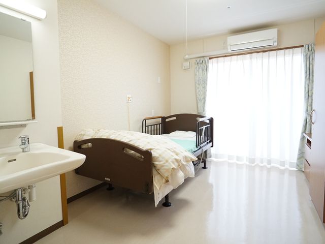 快適な居室の様子 居室 ゆとりあるスペースの居室で、明るい光が差し込む清潔な環境を提供しています。利用者の快適な生活を支援する設備が整っております。