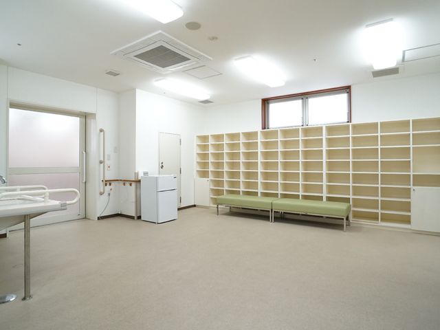 広々とした明るい居室 脱衣所 明るく清潔な居室です。手すりや座席が設けられ、利用者の安全と快適さを考慮した設計になっています。