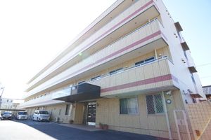 多階層の建物の外観