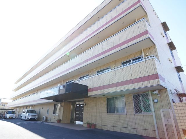 多階層の建物の外観 外観 広々とした駐車場がある明るい建物です。きちんと維持された外観が、心地よい職場環境を予感させます。
