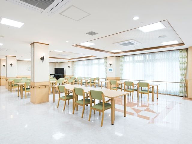 広々とした清潔な食堂 食堂 ゆったりとした空間で食事を楽しめる食堂です。明るく清潔感のある環境が心地よい時間を約束します。