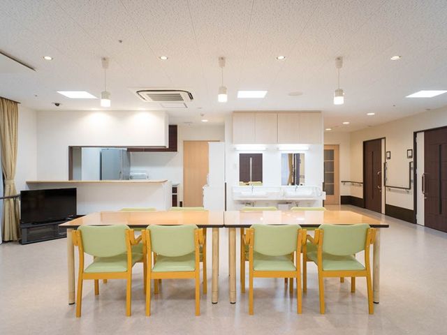 広々としたリビング リビング 自然光が差し込み、心地よい明るさが広がる空間です。ゆったりとした雰囲気で過ごせます。