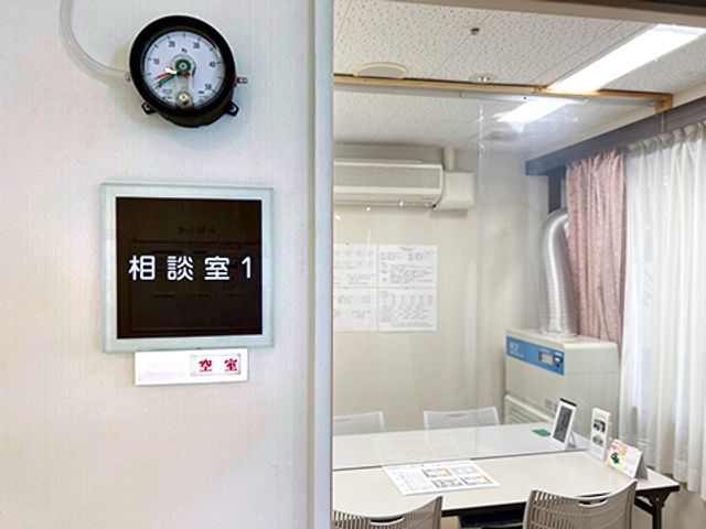 相談スペースの一室 多目的室 白を基調とした空間で、利用者との面談に適した机と椅子が配置された相談室です。リラックスした雰囲気の中でお話しできます。